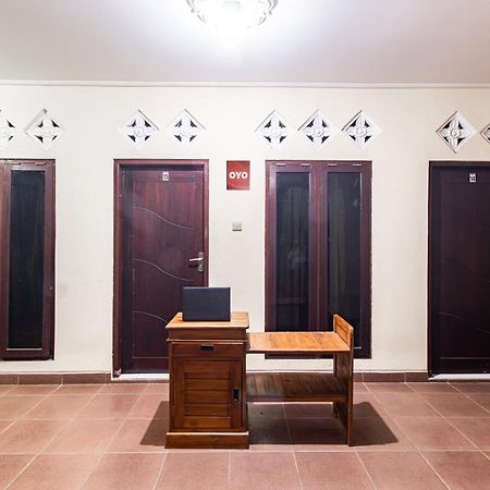 Oyo Life 93504 Kost Krisna Hotel Temukus Ngoại thất bức ảnh