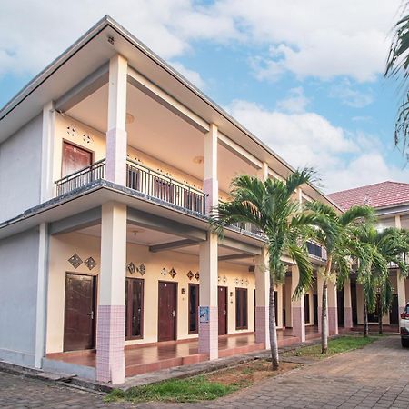 Oyo Life 93504 Kost Krisna Hotel Temukus Ngoại thất bức ảnh