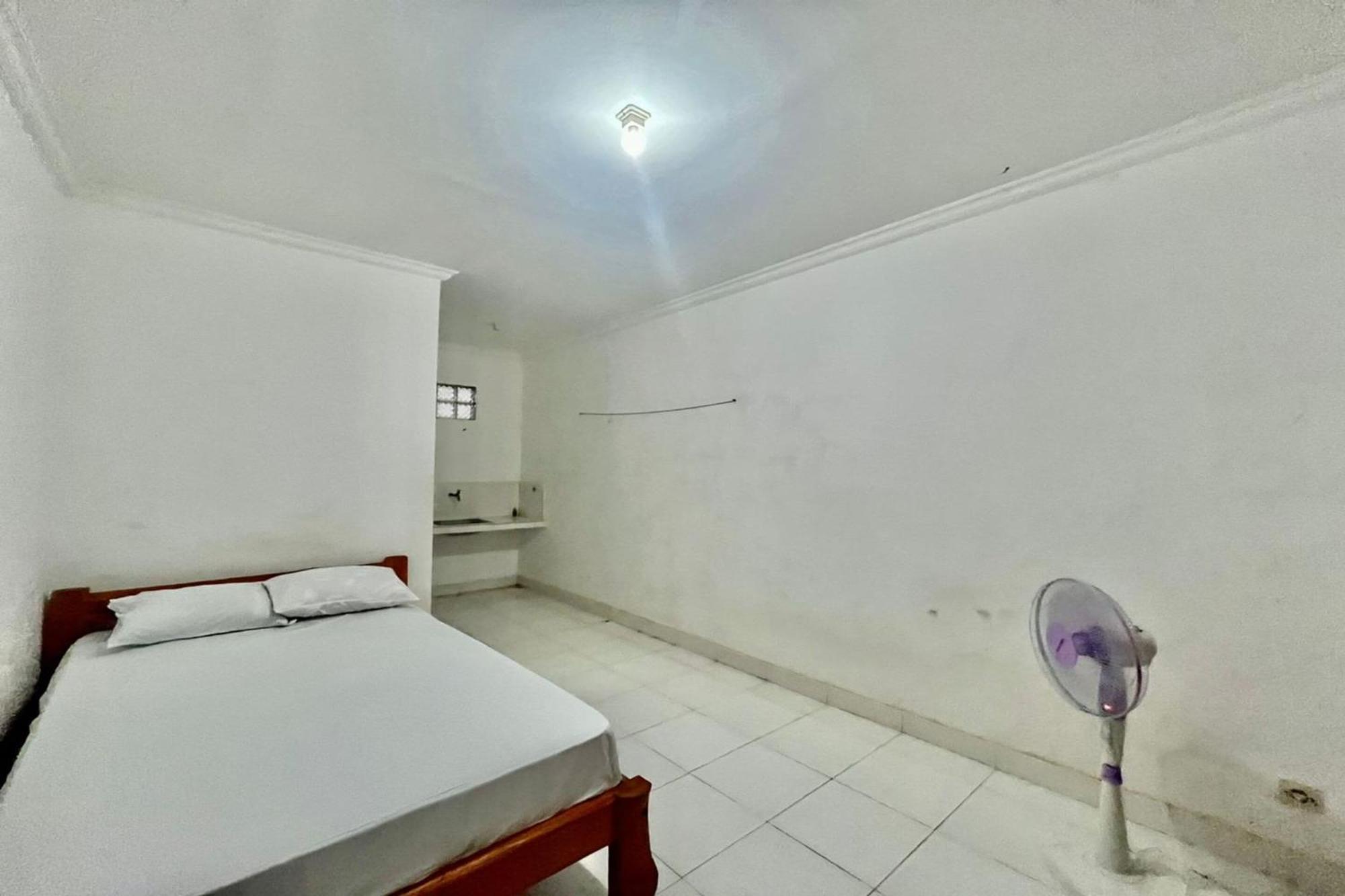 Oyo Life 93504 Kost Krisna Hotel Temukus Ngoại thất bức ảnh