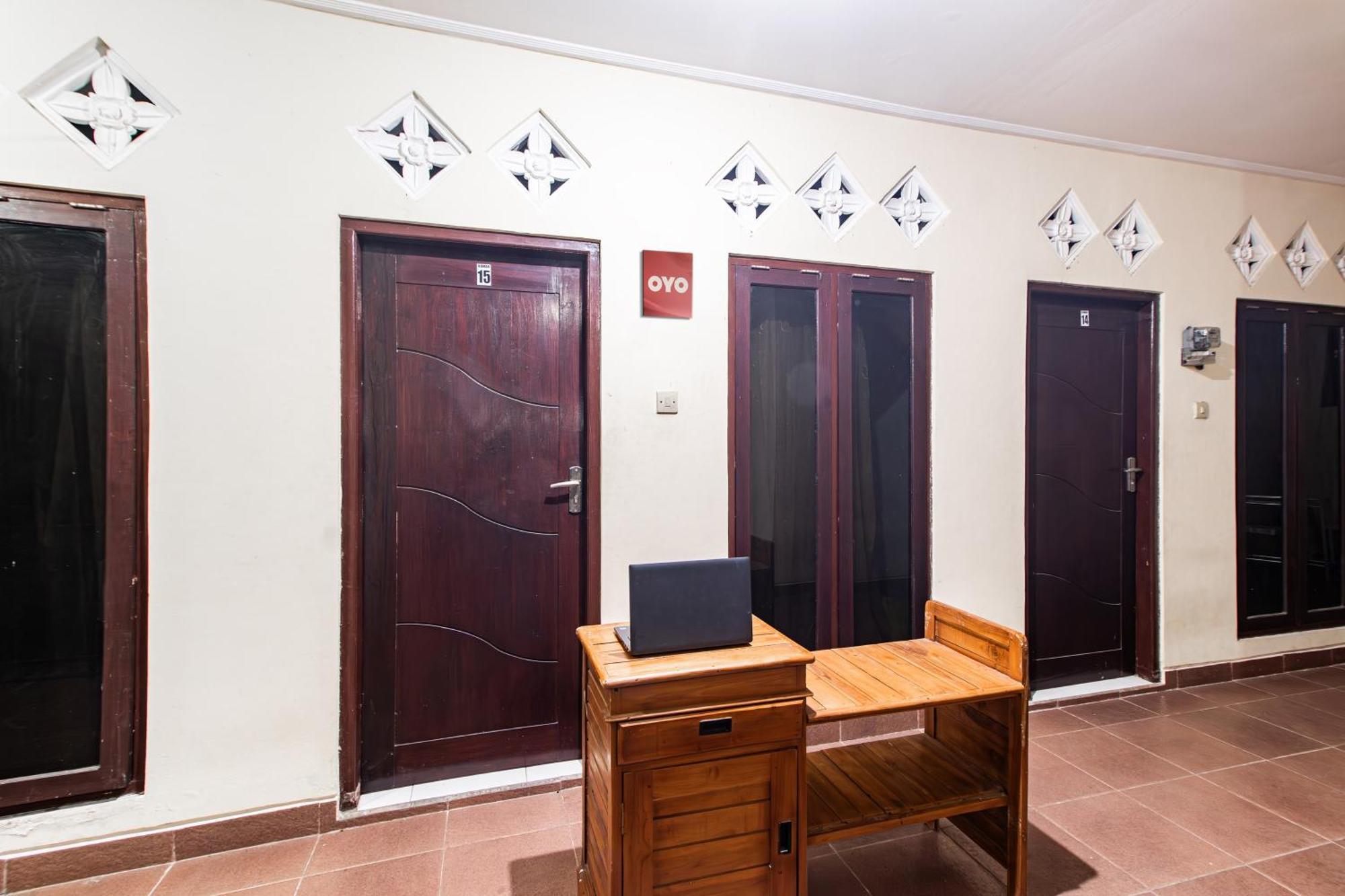 Oyo Life 93504 Kost Krisna Hotel Temukus Ngoại thất bức ảnh