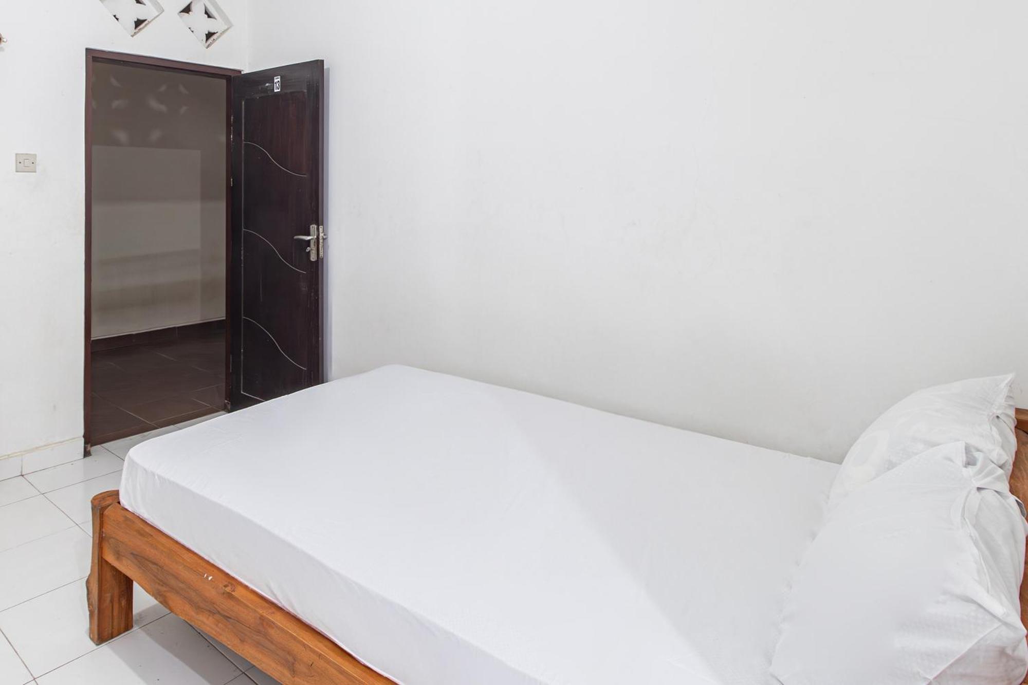 Oyo Life 93504 Kost Krisna Hotel Temukus Ngoại thất bức ảnh