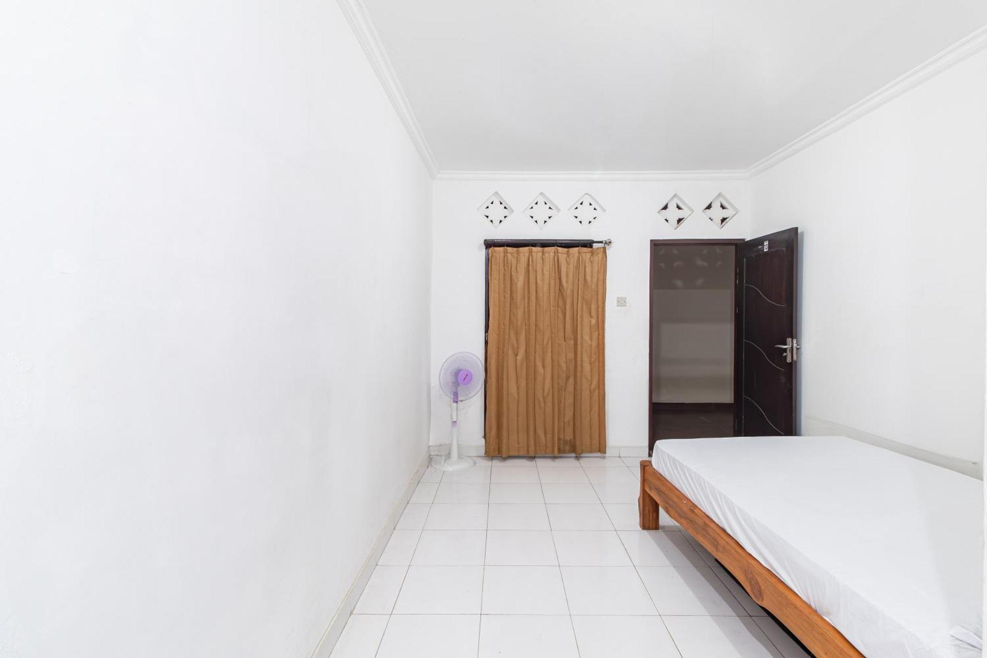 Oyo Life 93504 Kost Krisna Hotel Temukus Ngoại thất bức ảnh