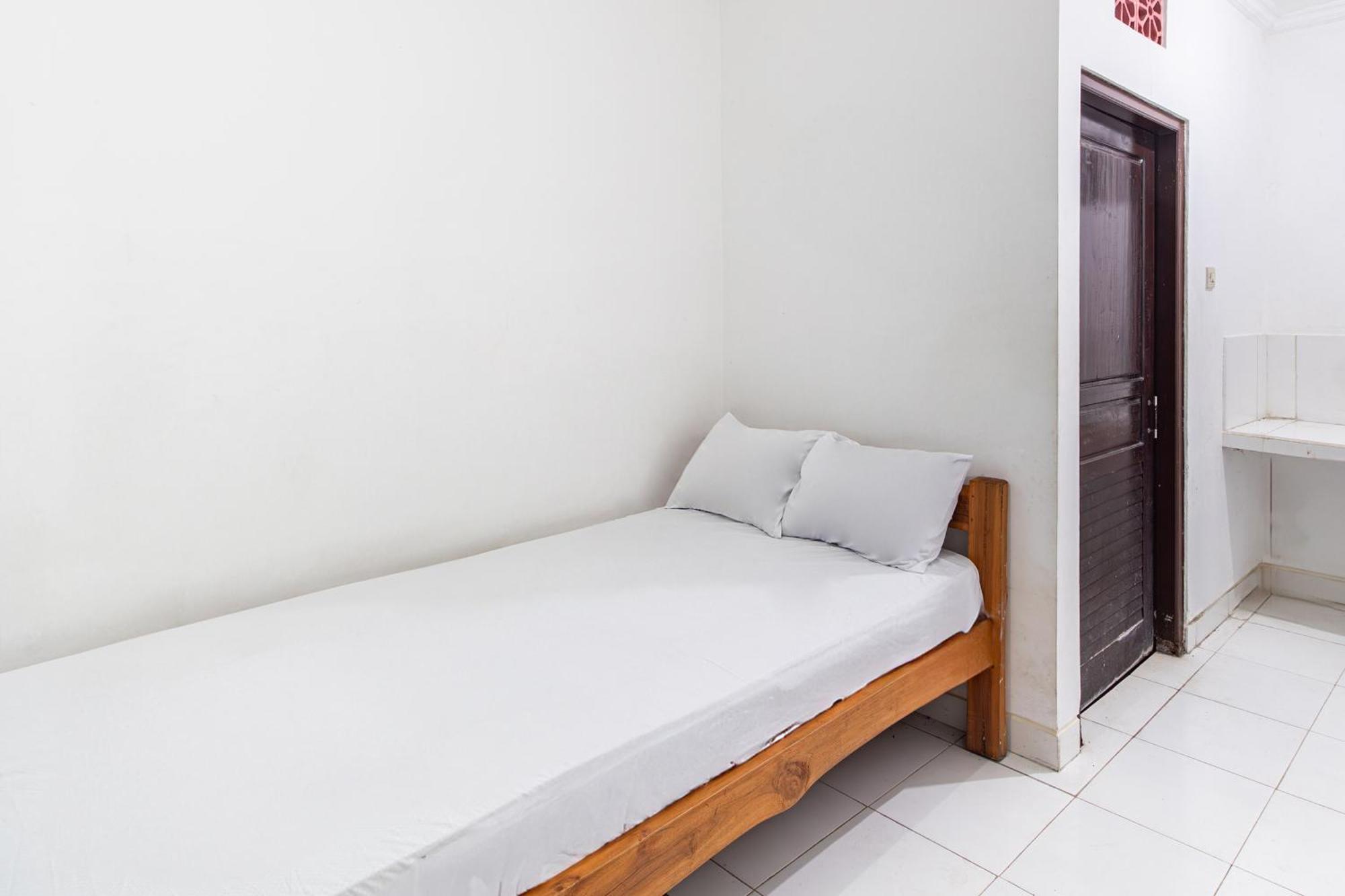 Oyo Life 93504 Kost Krisna Hotel Temukus Ngoại thất bức ảnh