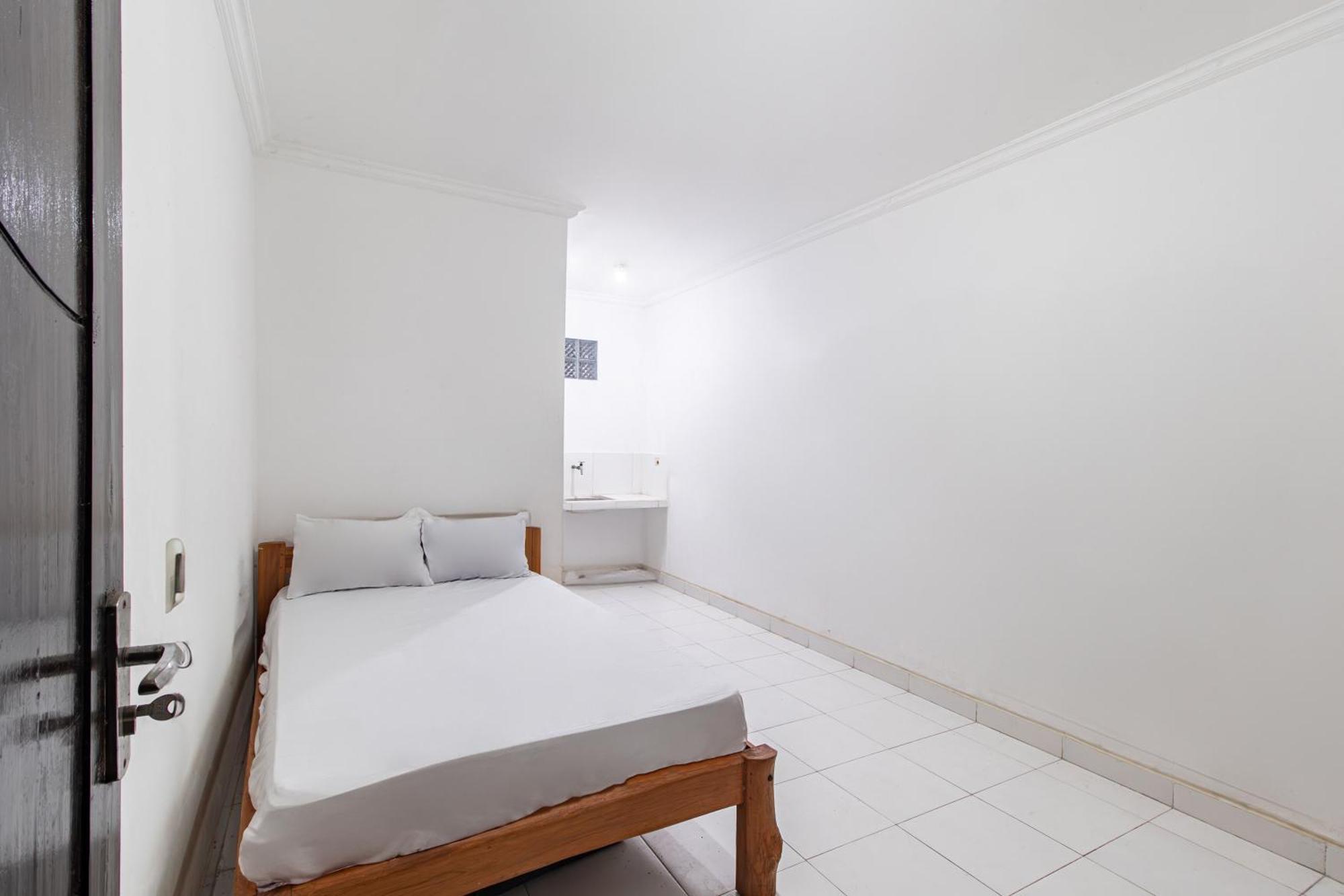 Oyo Life 93504 Kost Krisna Hotel Temukus Ngoại thất bức ảnh