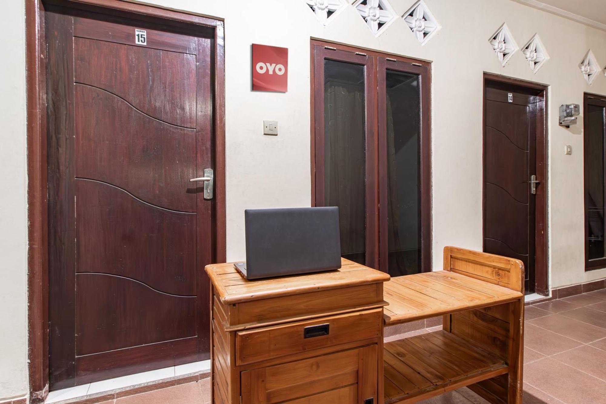 Oyo Life 93504 Kost Krisna Hotel Temukus Ngoại thất bức ảnh